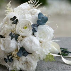 buchet de mireasa realizat din flori criogenate-bujori, ranunculus, trandafiri si eucalipt , stil elegant si modern