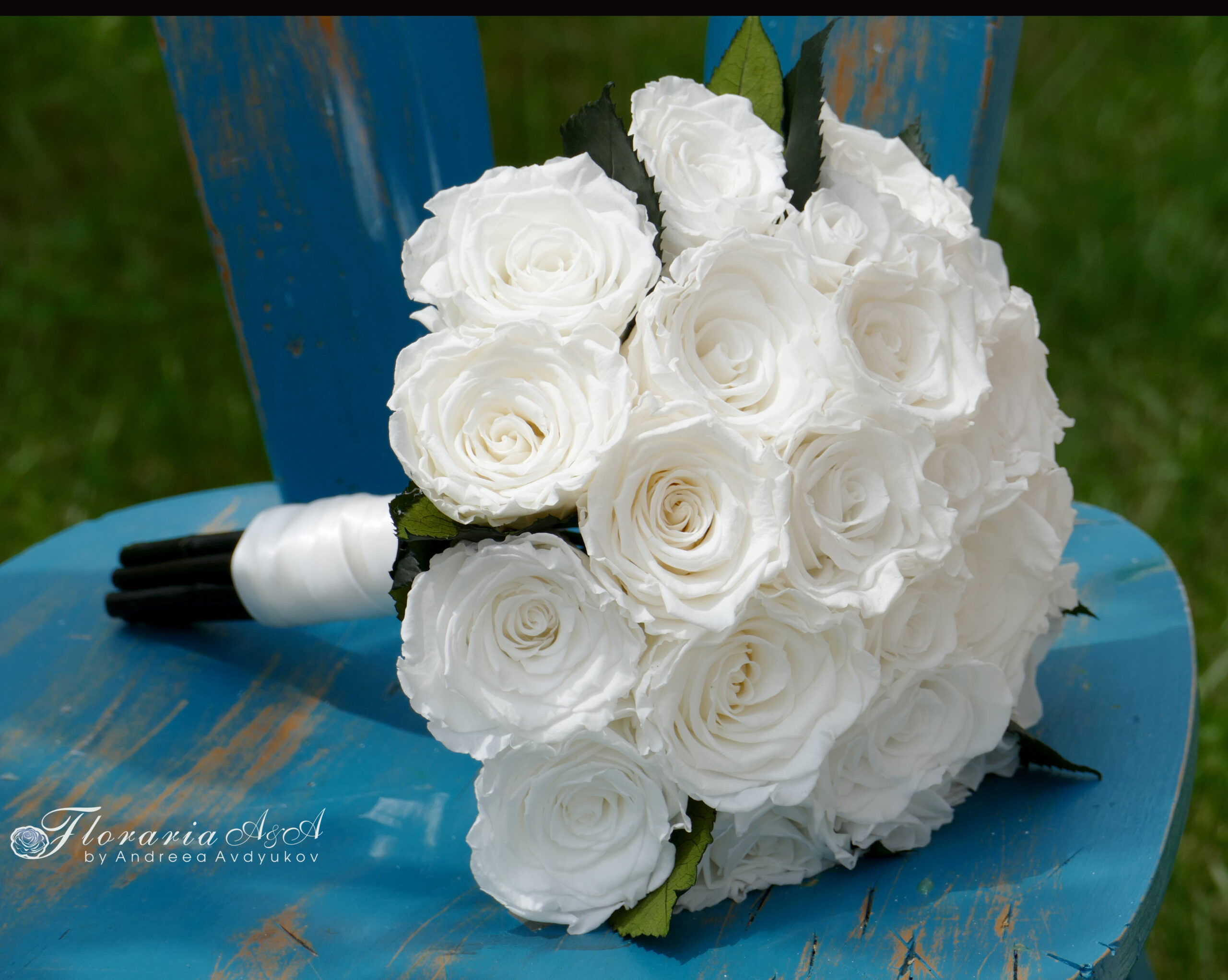 Buchet Criogenat 2 buchet de mireasa elegant cu 27 trandafiri criogenati albi, legat cu panglica alba