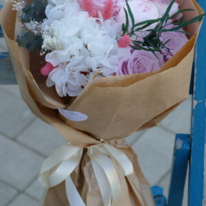 buchet elegant din flori criogenate , trandafiri roz pal , hortensie alba